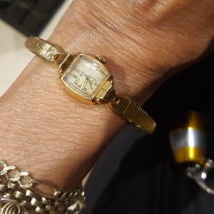 AUTHENTIC GENUINE WYLER SWEEP HAND VINTAGE MANUAL WATCH GOLD/STEEL WOMEN'S WATCH